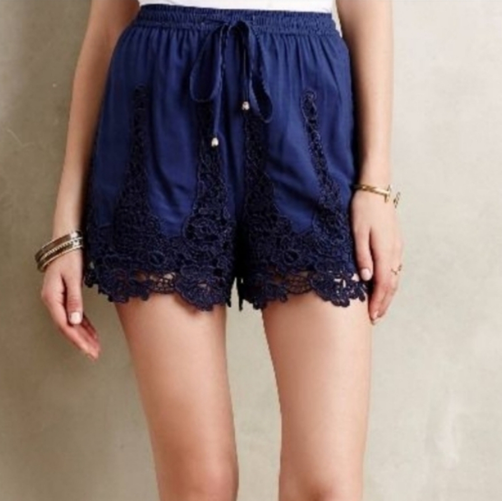 Anthropologie Elevenses blue scallop lace trim shorts, size xs (loose fit)